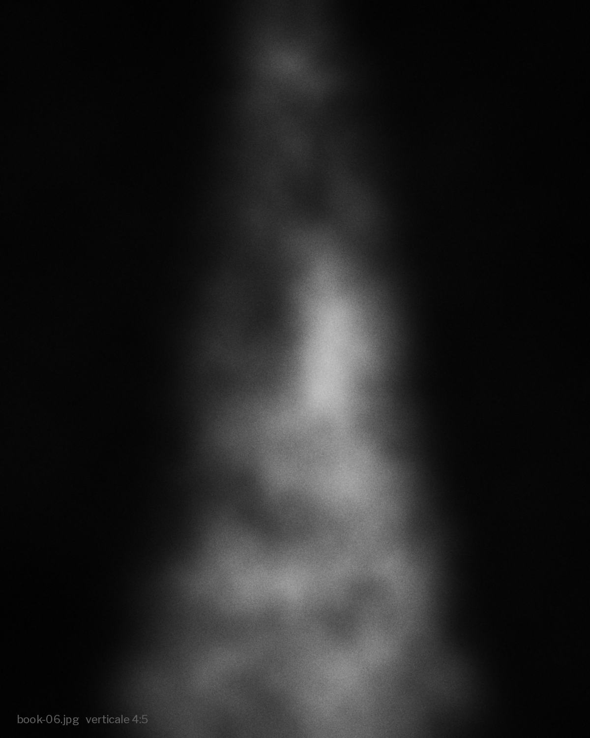 Ritratto nel fumo, con un fascio di luce dall’alto