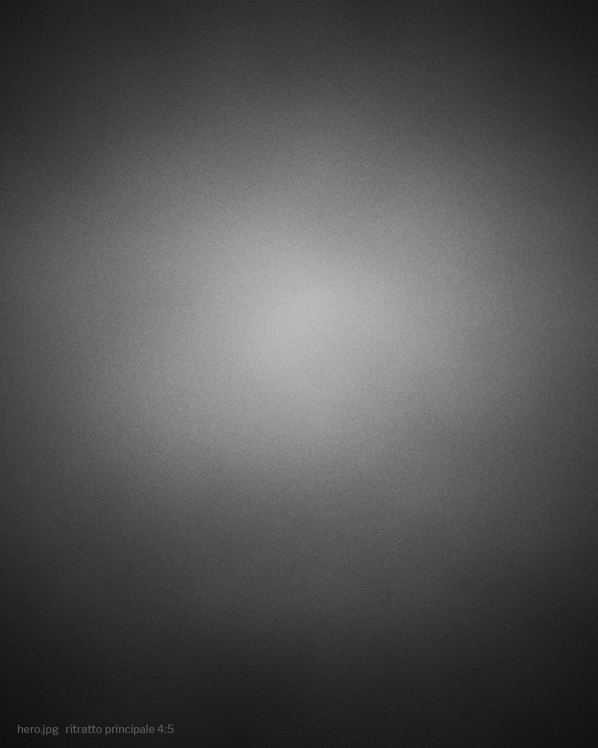Rika Noir in un ritratto in bianco e nero, il viso tagliato dalla luce delle veneziane